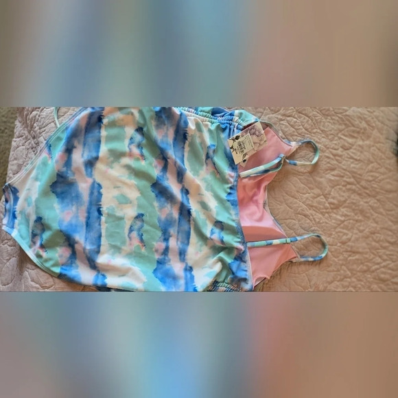 One-piece swimsuit with padding and a printed design for women! 👙☀️ - Picture 2 of 7